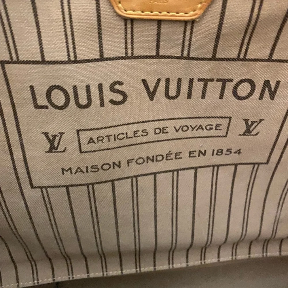 Louis Vuitton - Picture 2 of 5